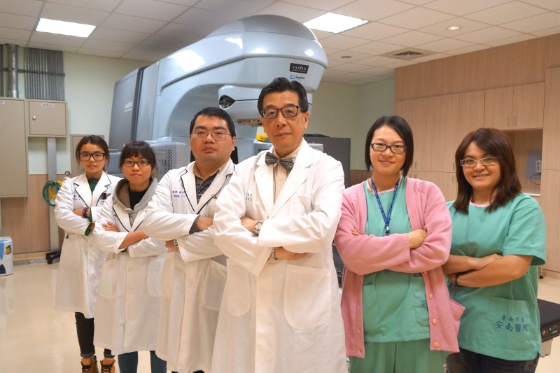 安南醫院放射腫瘤科團隊，右三為梁永昌主任醫師。