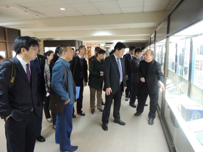 張永賢教授全程陪同甘肅中醫藥大學率參訪導覽。