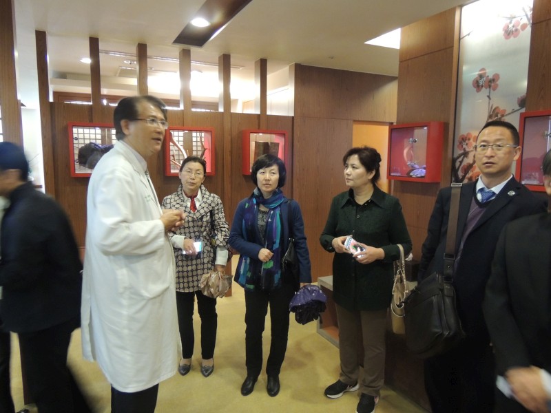中醫學系孫茂峰主任導覽 「中醫藥養生中心」。