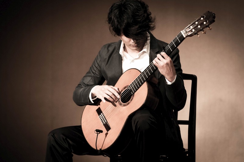 蘇孟風老師演奏時能透過一把吉他，讓聽眾聽到三四百年間不同的音樂風格。