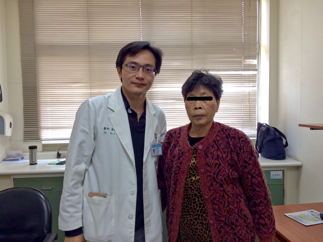 患者蔡李老太太回醫院感謝葉建治醫師。