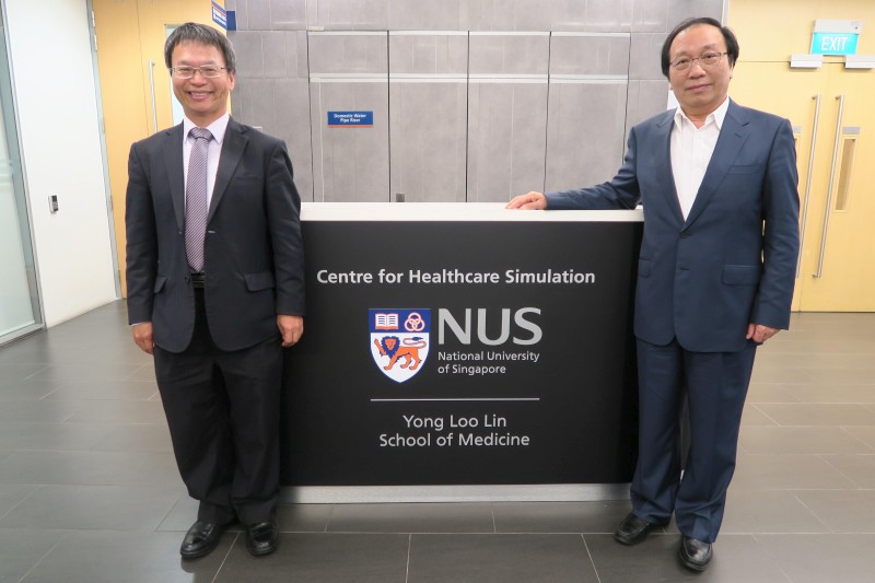 陳志鴻副校長(右)與楊良友公共事務長(左) 參訪新加坡國立大學醫學院Centre for Healthcare Simulation。