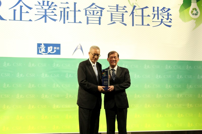 周德陽院長代表中國附醫接受副總統吳敦義頒獎表揚。