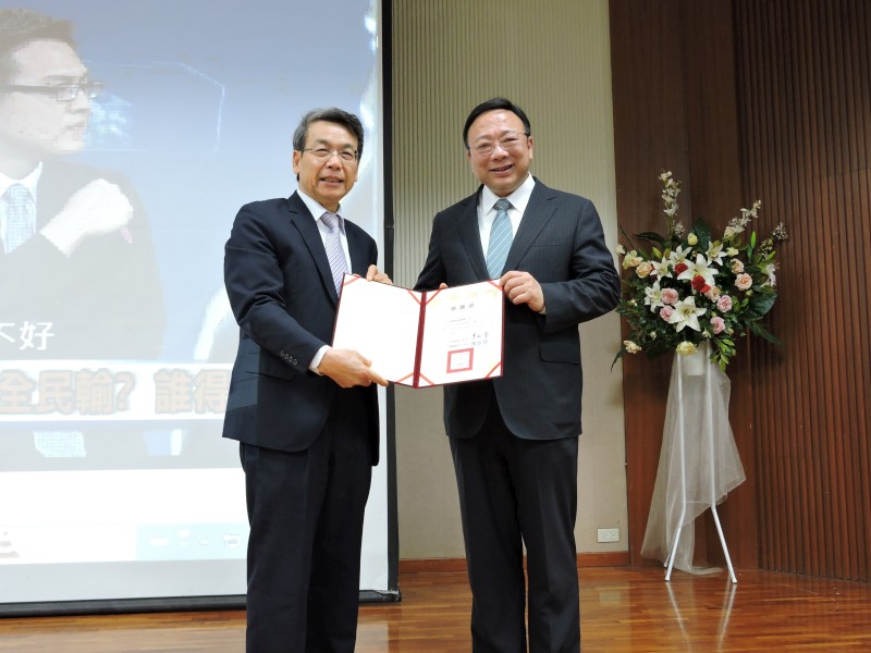 李文華校長致贈台灣高鐵劉維琪董事長感謝狀。
