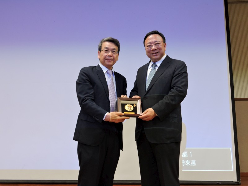 李文華校長致贈台灣高鐵劉維琪董事長紀念品。