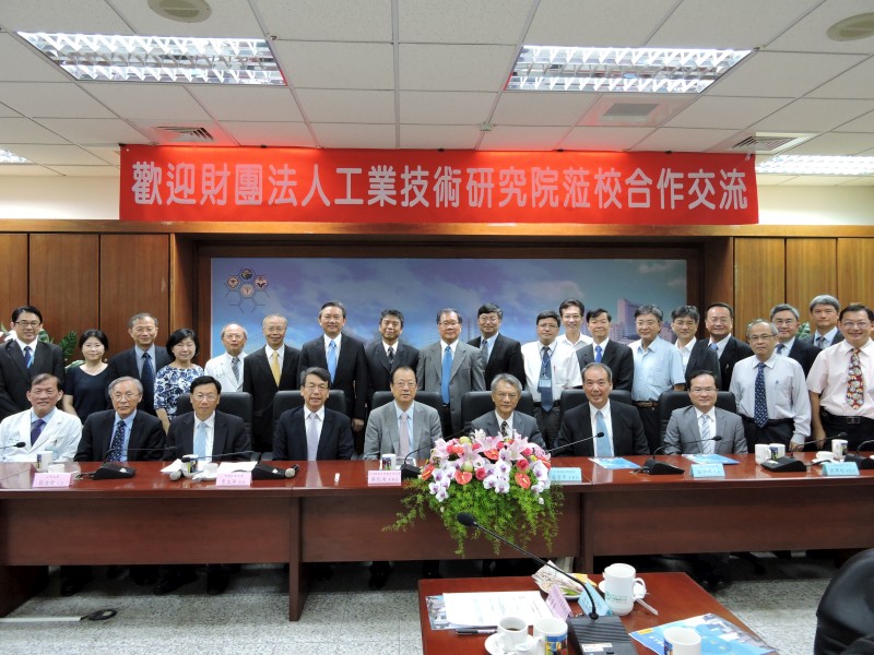 中國醫大、亞洲大學與工業技術研究院深化學研合作團隊合影。