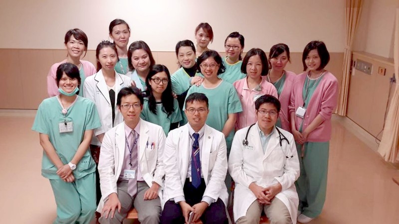 安南醫院腎臟科林軒名主任(前排右2)所率領的腎臟科團隊。