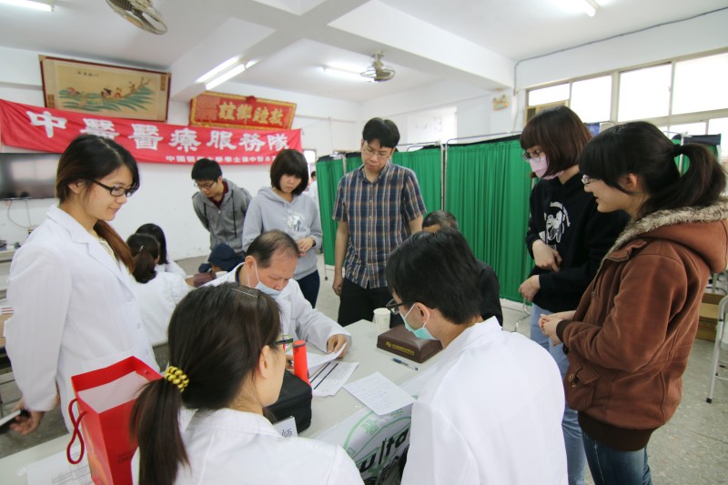 醫師診後給予醫療復務隊同學指導。