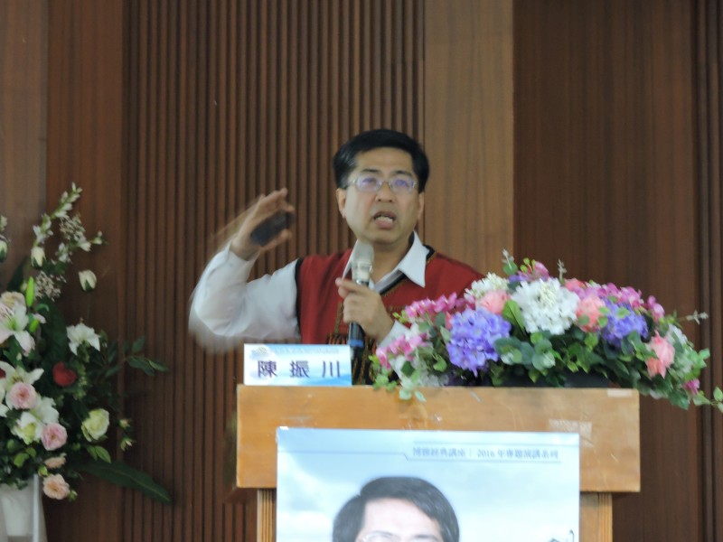 莫拉克災後重建推動執行長陳振川蒞校演講。