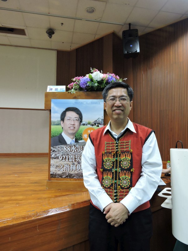穿著排灣族傳統服飾的陳振川執行長原住民的好朋友。