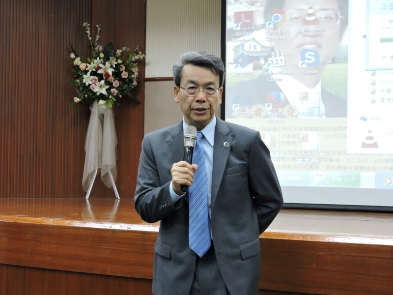 李文華校長介紹陳振川執行長的專業表現。