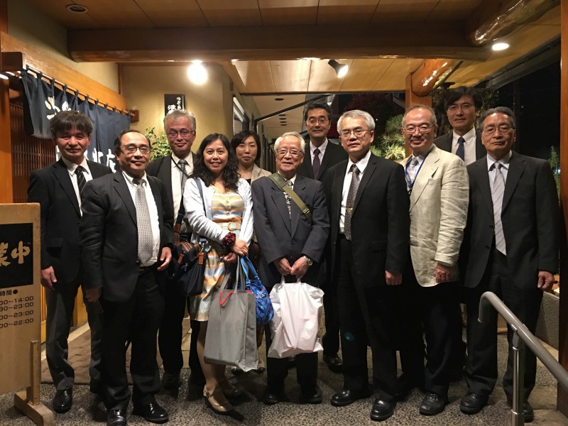 藥學院長林文川偕參訪團與日本千葉大學藥學研究院學術交流合影。
