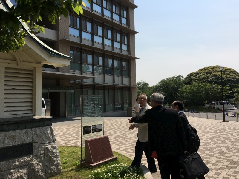 國際事務副校長西田篤司教授介紹藥學院舊址的古蹟。