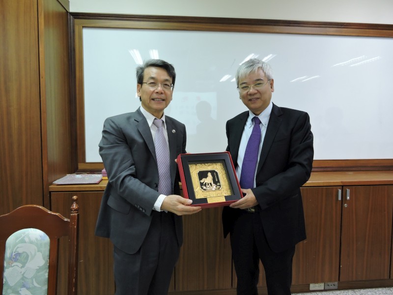 李文華校長致贈廈門大學馬來西亞分校校長王瑞芳紀念品。