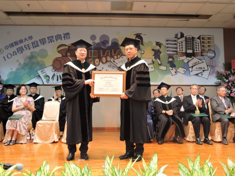 蔡長海董事長頒授卓永財董事長名譽博士學位。