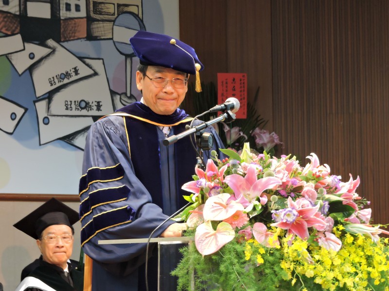 李文華校長勉勵畢業生長存一顆感恩的心。