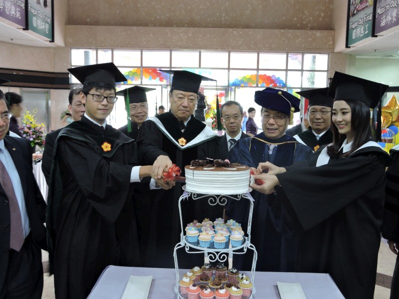 蔡長海董事長偕李文華校長為畢業雞尾酒會切蛋糕。