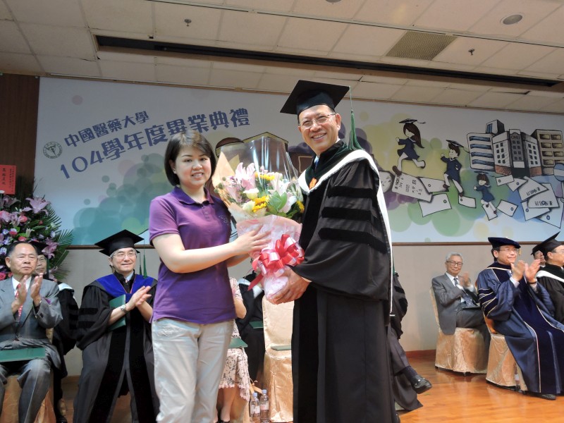 林小琹小姐獻花給榮獲名譽理學博士學位的卓永財總裁。