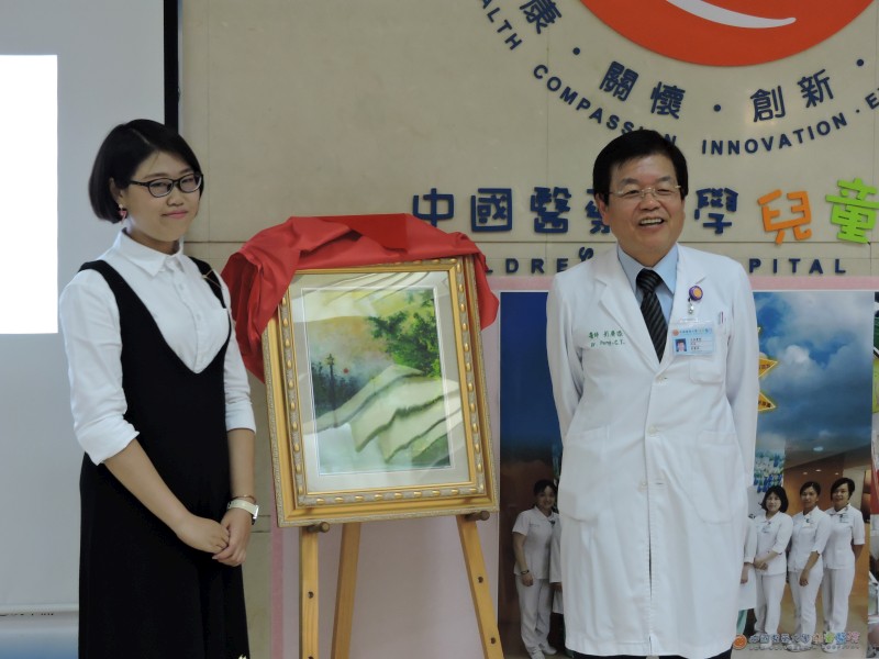 彭慶添院長與李佳鎂為公益畫展揭幕。