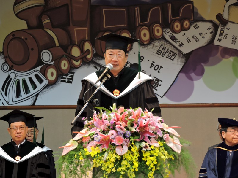 蔡長海董事長勉勵畢業生要能心胸開擴視野遠大。