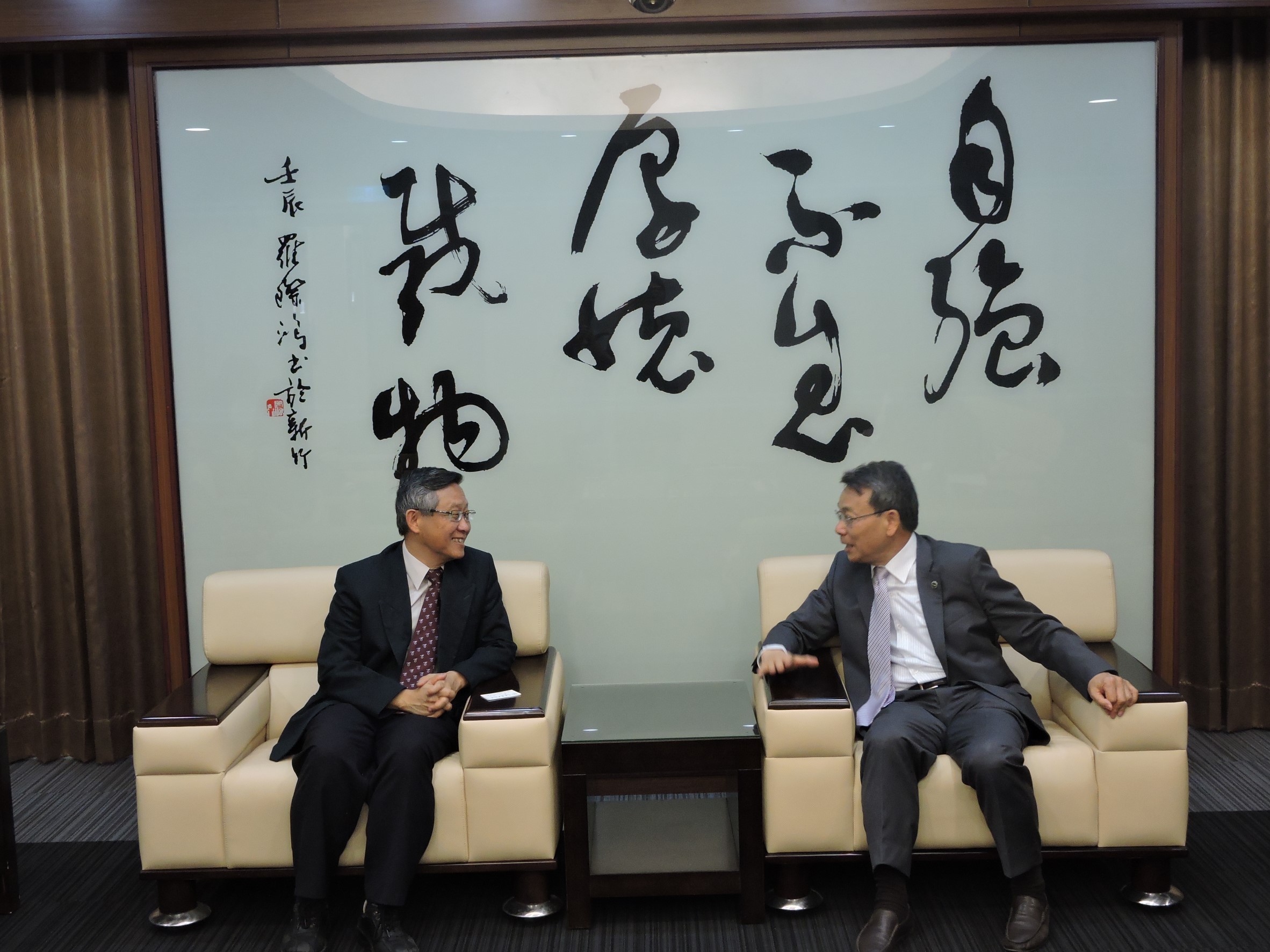 李文華校長與清大賀陳弘校長對跨校際學術合作相談甚歡。