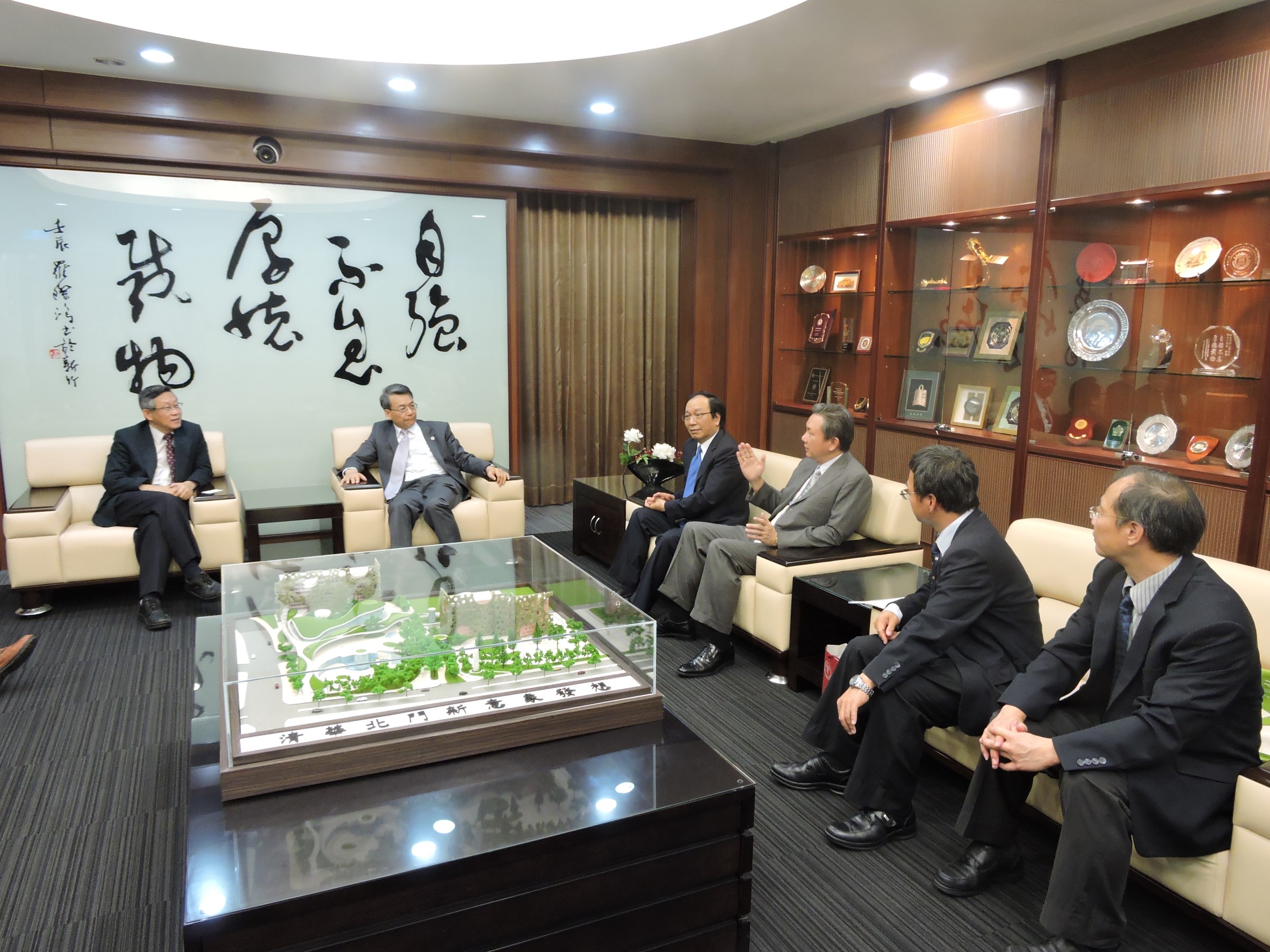 李文華校長與清大賀陳弘校長對跨校際學術合作相談甚歡。