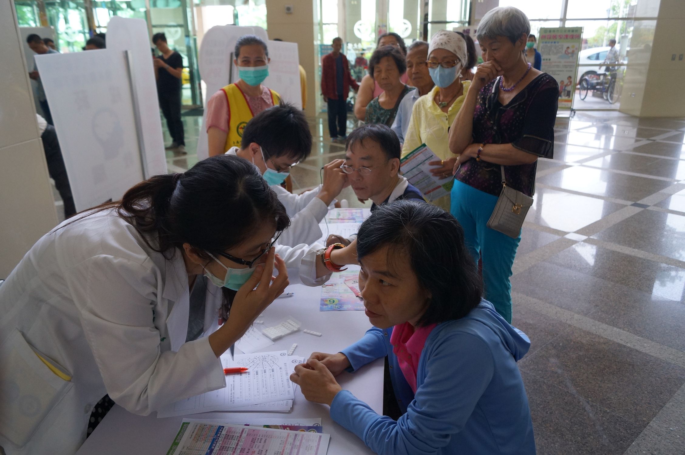 江孟潔中醫師幫參加戒菸活動民眾施作電子耳針。
