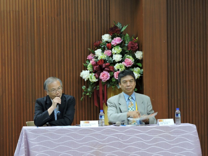 主持講座的中國醫藥大學吳永昌副校長、蔡輔仁副校長。