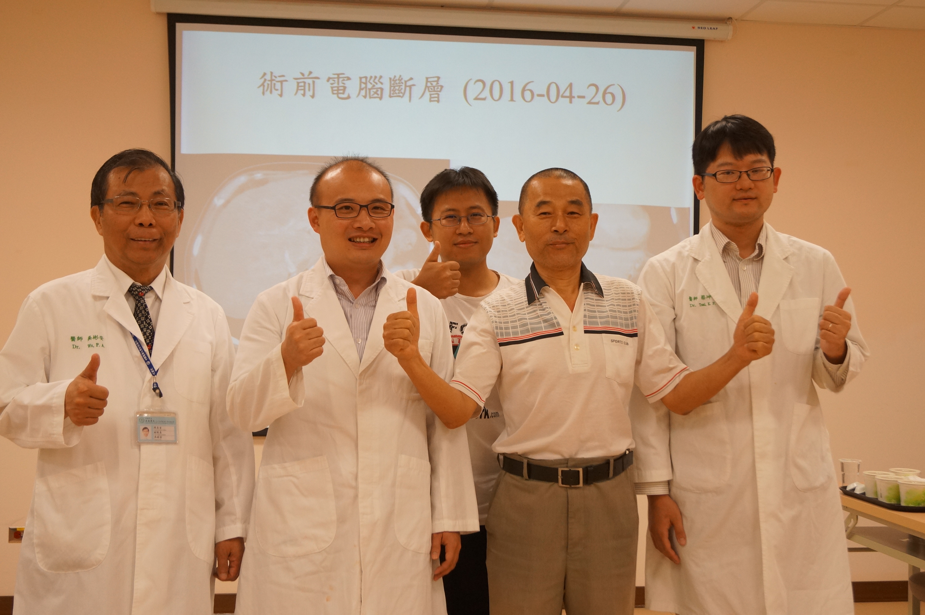 吳彬安副院長、李明峰醫師、病患兒子、陳先生、蔡坤峰醫師 (左起)