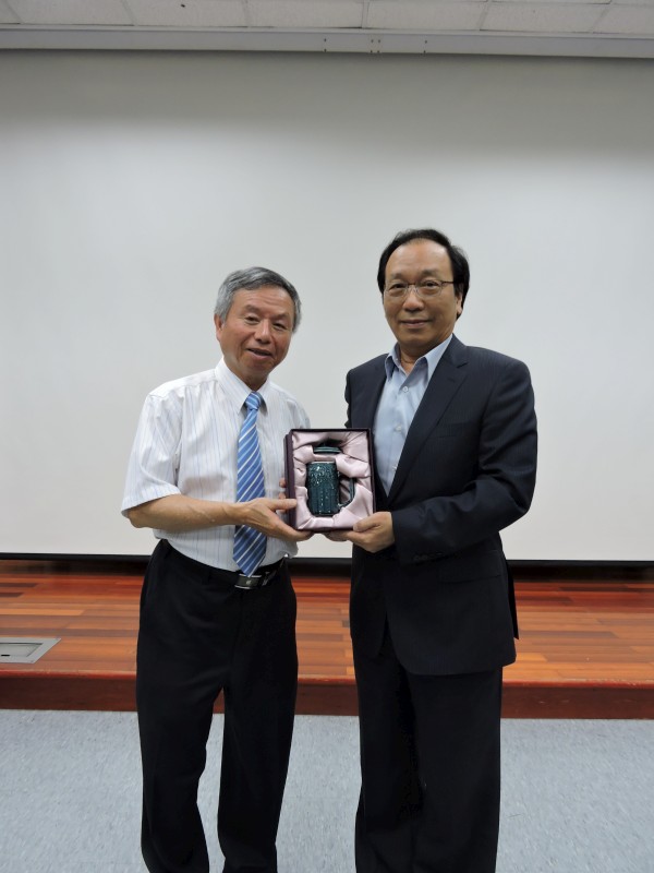 陳志鴻副校長致贈楊志良講座教授紀念品。