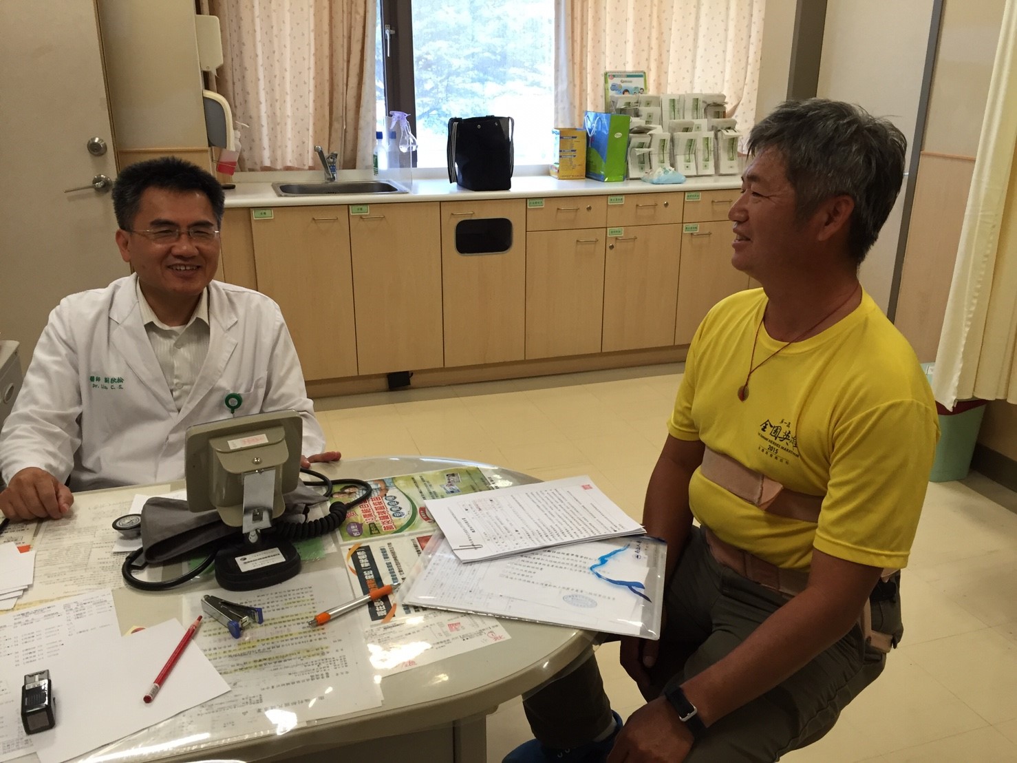 劉秋松醫師親切替勞工朋友看診。