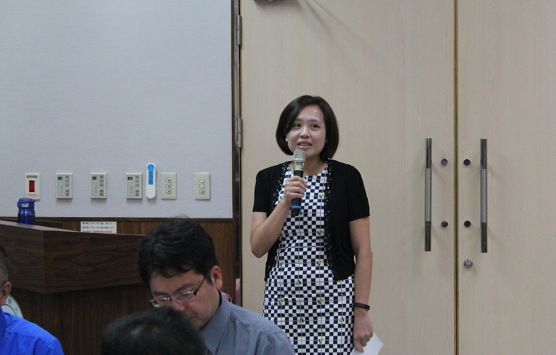 教師發展中心林妍如主任擔任會議主持人並介紹與會新進教師