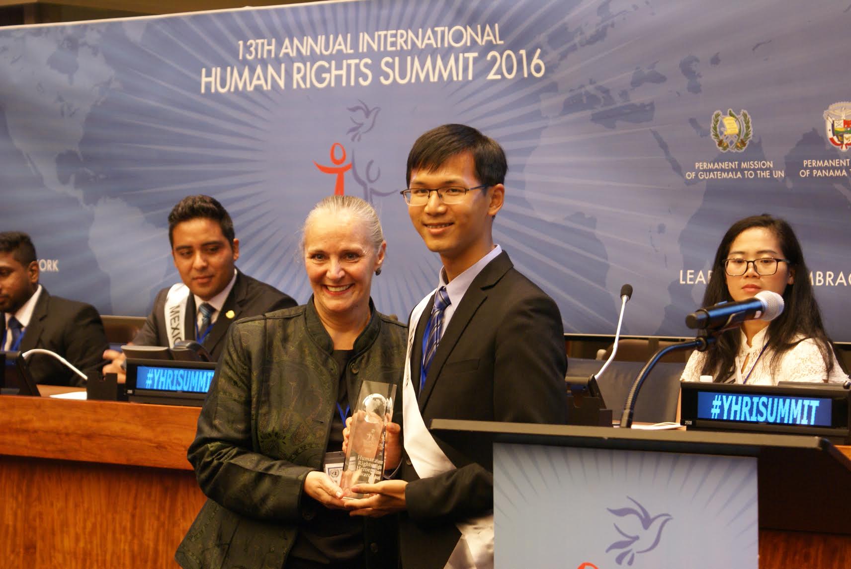 廖健宏同學接受國際青少年人權協會創會會長夏特沃思頒授「人權英雄獎」。