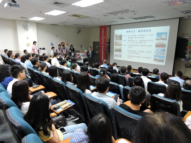 李文華校長說明中國醫大辦學的宗旨、願景與特色。
