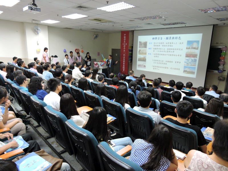 李文華校長親自說明中國醫大辦學的宗旨、願景與特色。