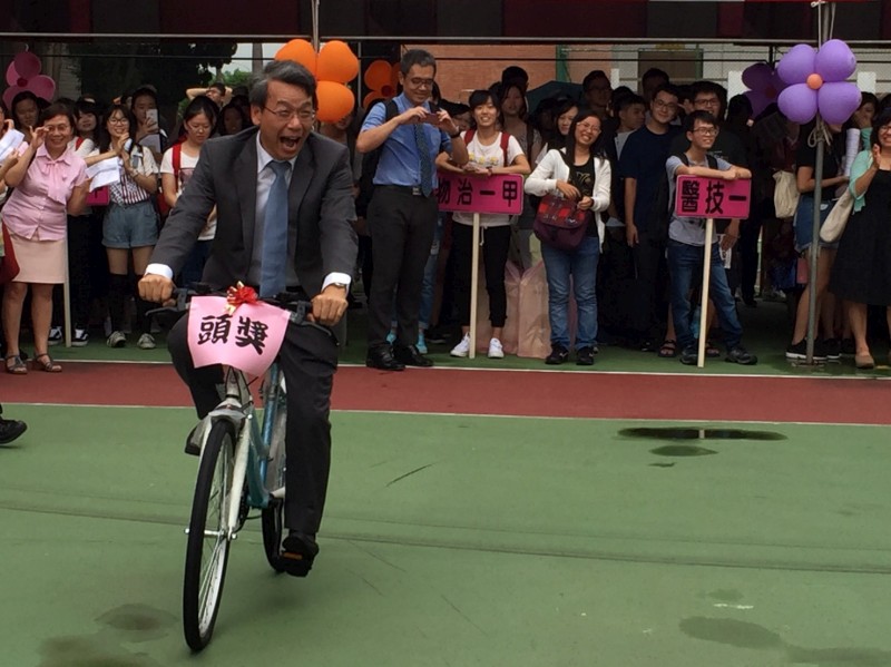 帥啦！李文華校長試騎自行車。