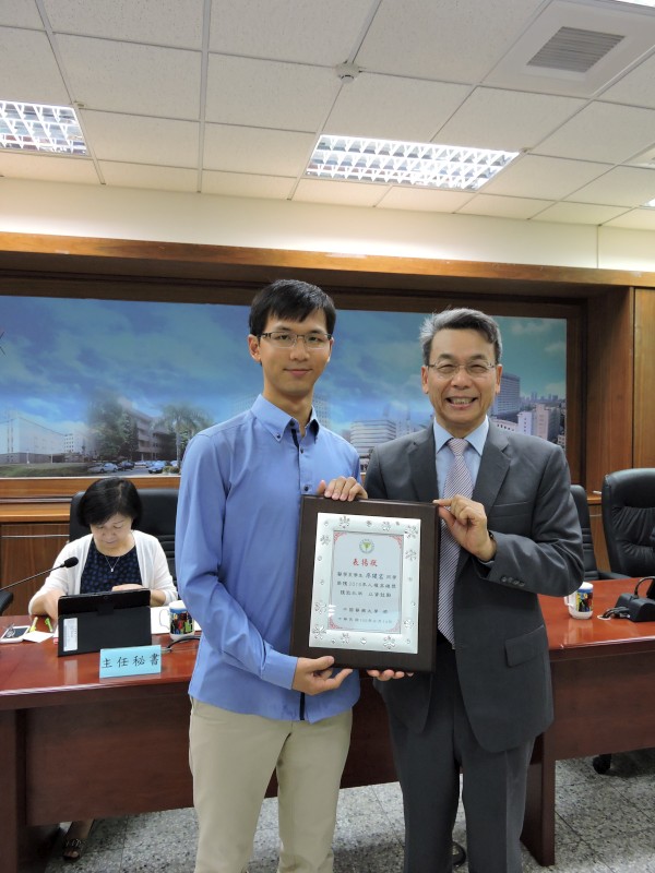 李文華校長頒授【表揚狀】給榮獲「人權英雄獎」的廖健宏同學。