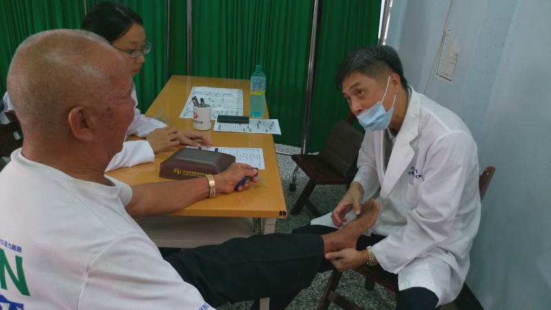 中醫師診治患者。