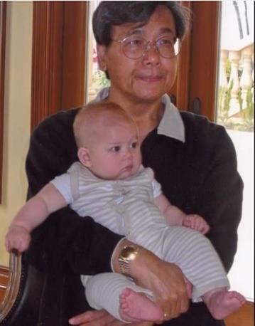 2009年抱著愛孫幸福洋溢。