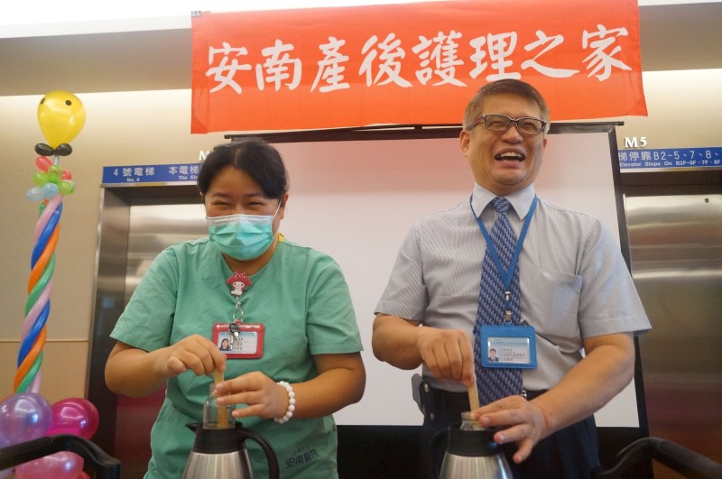 吳榮男副院長(左2)示範如何製作完好無氣泡母乳手工皂。