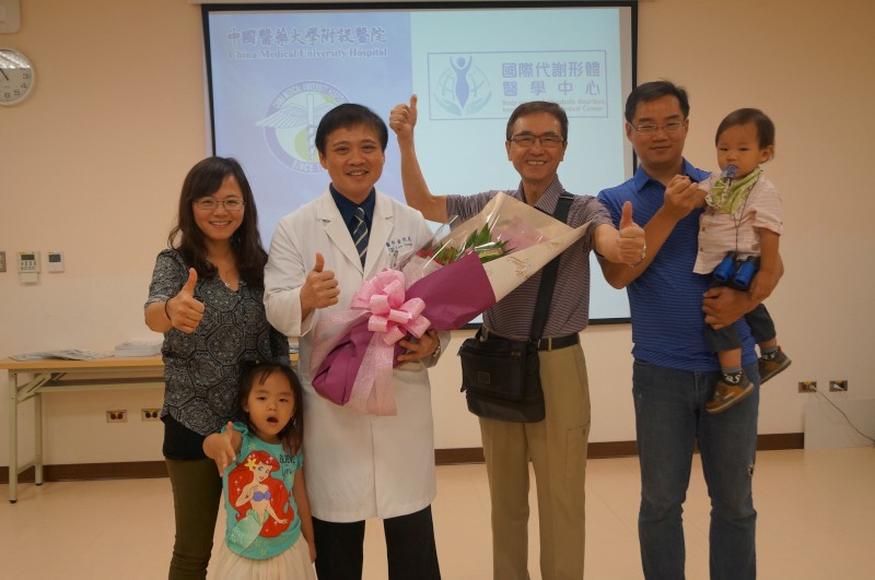 病患劉先生(右3)及家醫科醫師的女兒(左一)特獻花給黃致錕院長表達感謝之意。