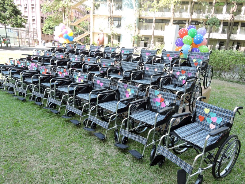 每張輪椅都貼滿學生祝福的小卡片。