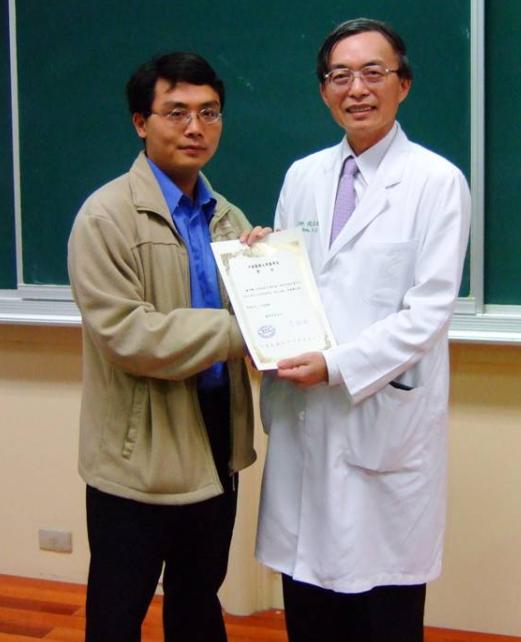 2002年醫學系主任沈戊忠曾頒獎給林子堯。