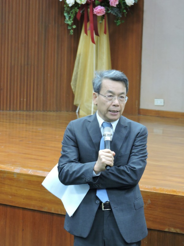 李文華校長稱讚劉紹臣院士投入對氣候變遷研究的貢獻。