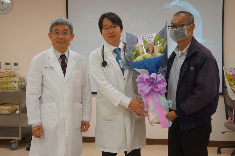 病患沈阿伯獻花感謝心臟外科主任陳偉華醫師-左為林瑞模院長。