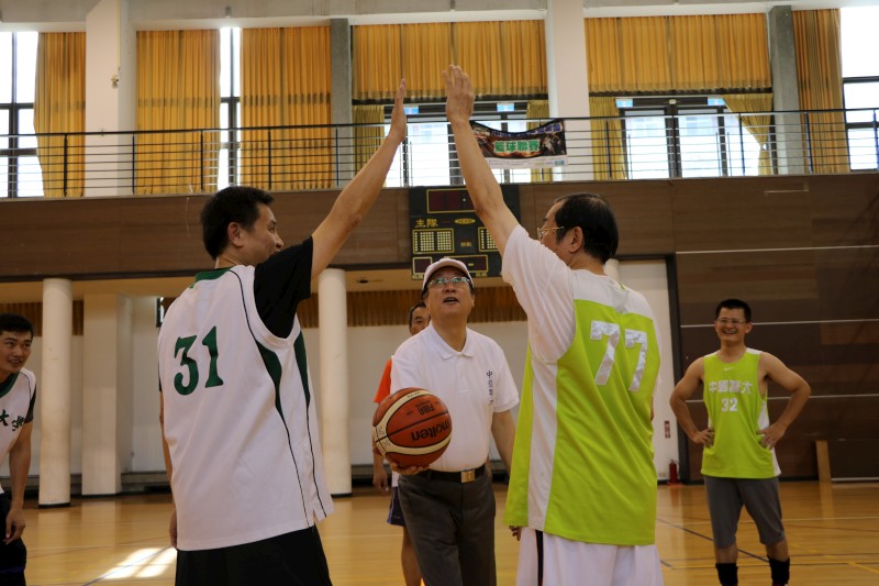 蔡董事長替籃球賽開球。