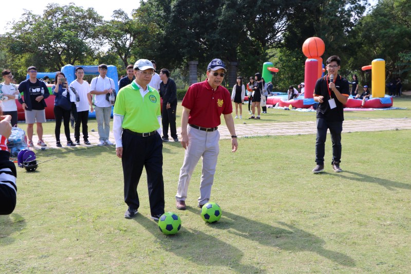 李文華校長與蔡進發校長主持泡泡足球趣味競賽開球。