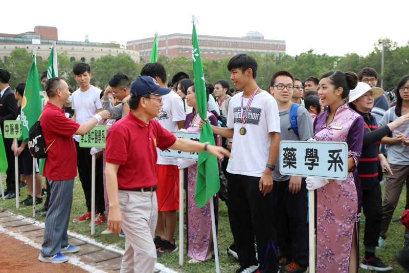 李文華校長慰勉參加運動會學生的辛勞。