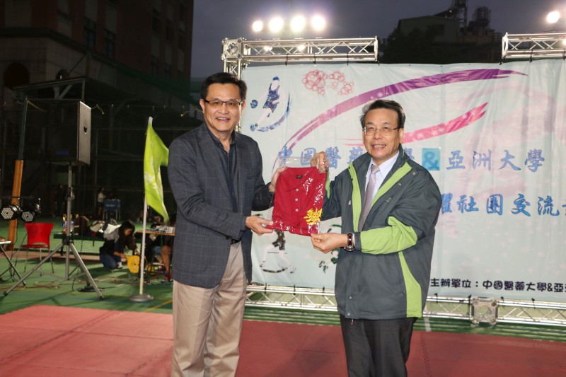 李文華校長在「龍騰虎躍」競賽開幕致贈紀念品。