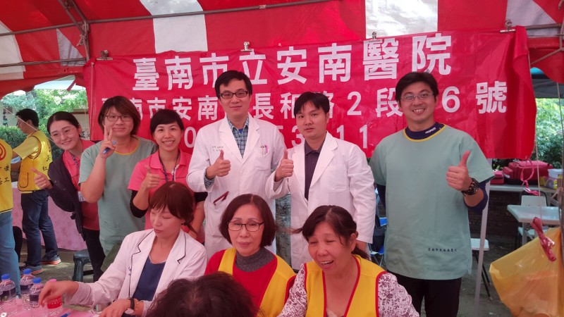 急診部謝士偉護理長、符凌斌部長、胡耿瑋主任參與捐血醫療諮詢服務。